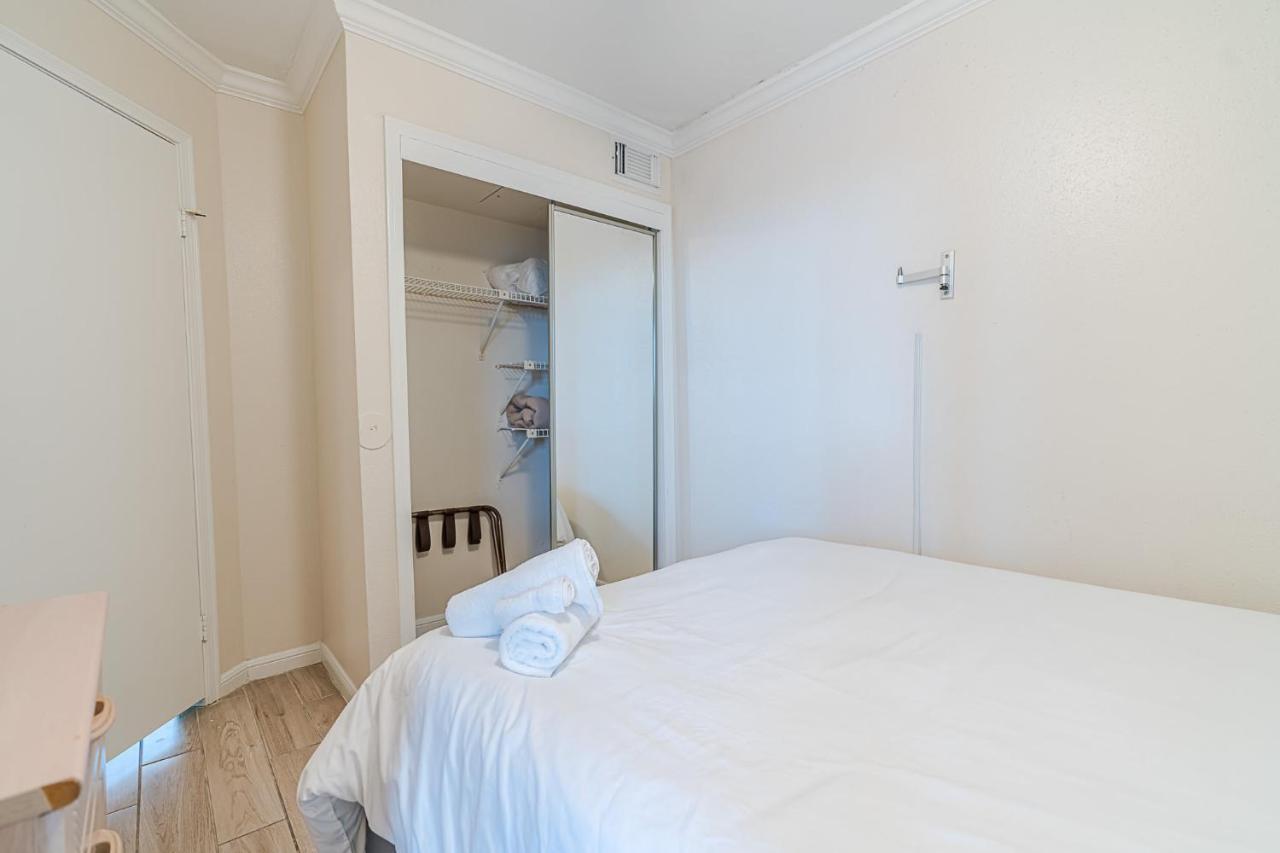 Beachside Bungalow With 2 Pools Hotell Galveston Exteriör bild