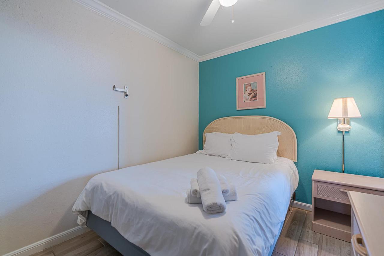 Beachside Bungalow With 2 Pools Hotell Galveston Exteriör bild