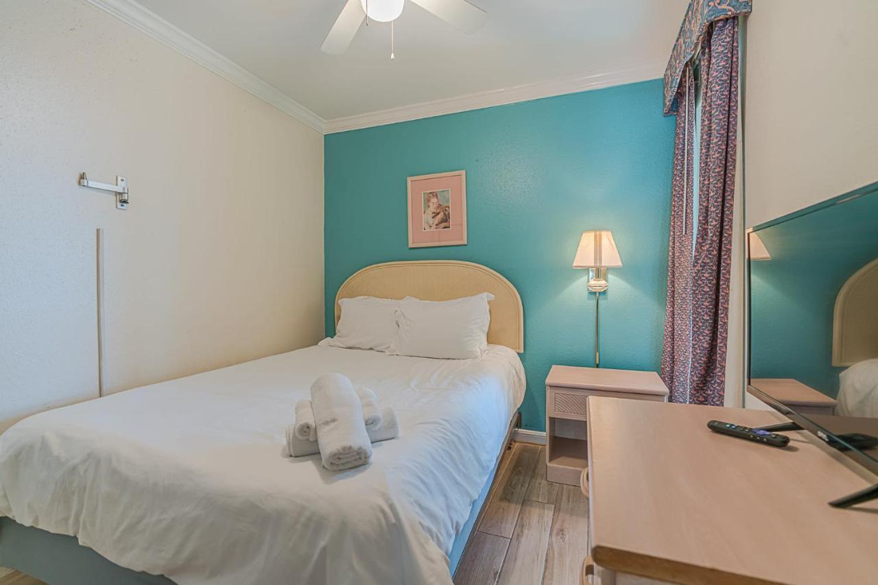 Beachside Bungalow With 2 Pools Hotell Galveston Exteriör bild